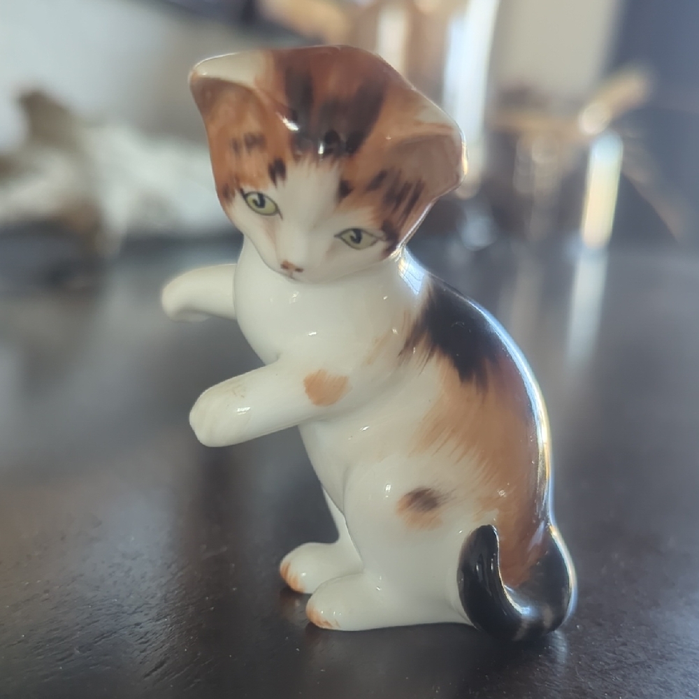Royal Doulton Vintage "Character Kitten On Hind Legs" HN 2582